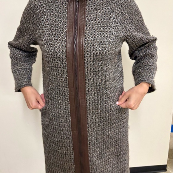 Tory Burch mid-length coat with brown leather trim and a tweed weave. - Picture 7 of 17